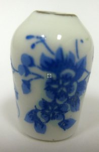 DRG09 Vase rounded top, White W/Blue Pattern