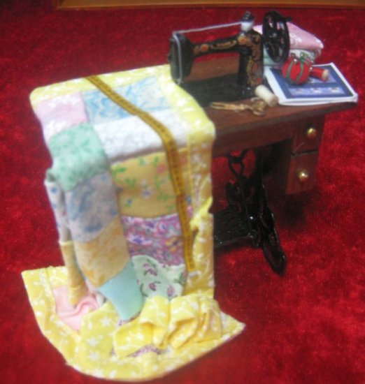 DSB124 Sewing Machine w/Quilt - Click Image to Close