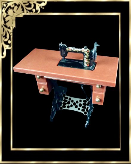 DCLA07783 Sewing Machine ( Treadle ) and Table - Click Image to Close