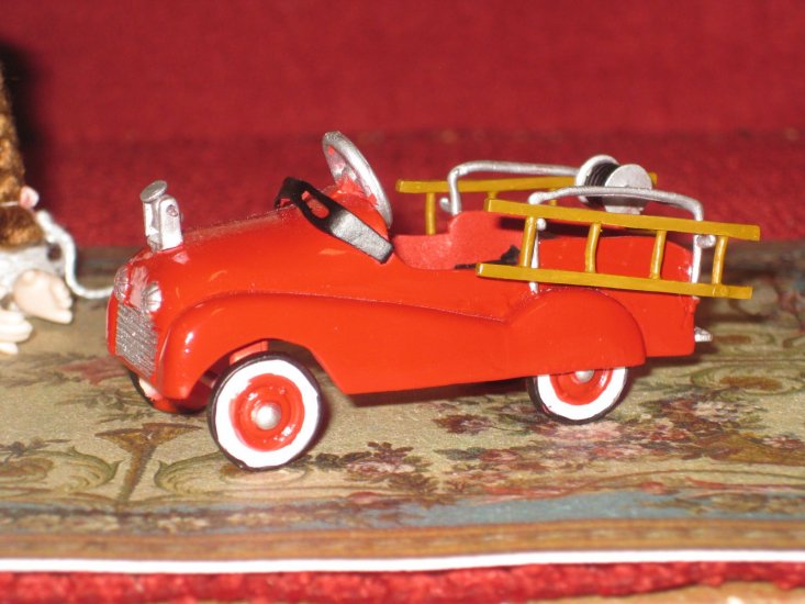 DFCA4252 Dollhouse Childs Ride On Fire Truck - Click Image to Close