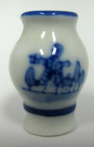 DRG05 Vases White W/Blue Pattern Pky 2
