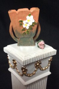 DJKC43 Vase Pink & Green / White Roses