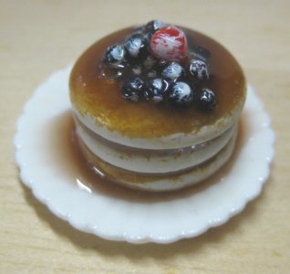 dollhouse pancake with berries