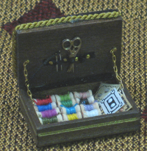 D205 Dollhouse Sewing Box 1/12 scale - Click Image to Close