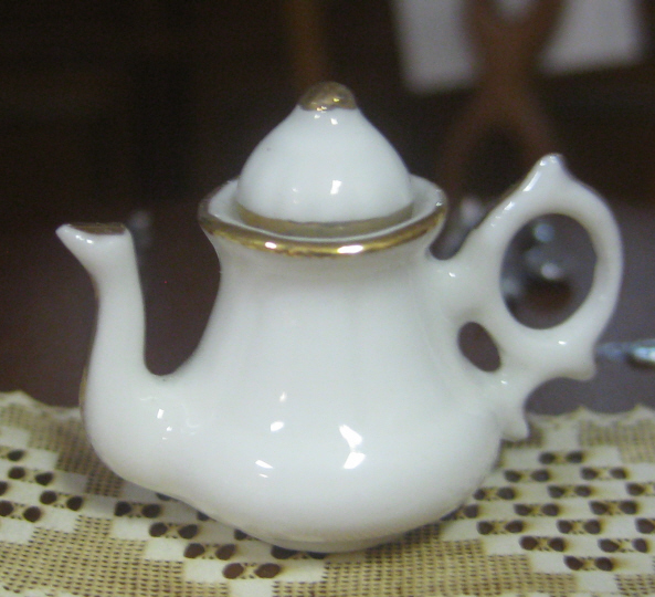 DFCA772 Tea Pot W/Gold Trim - Click Image to Close